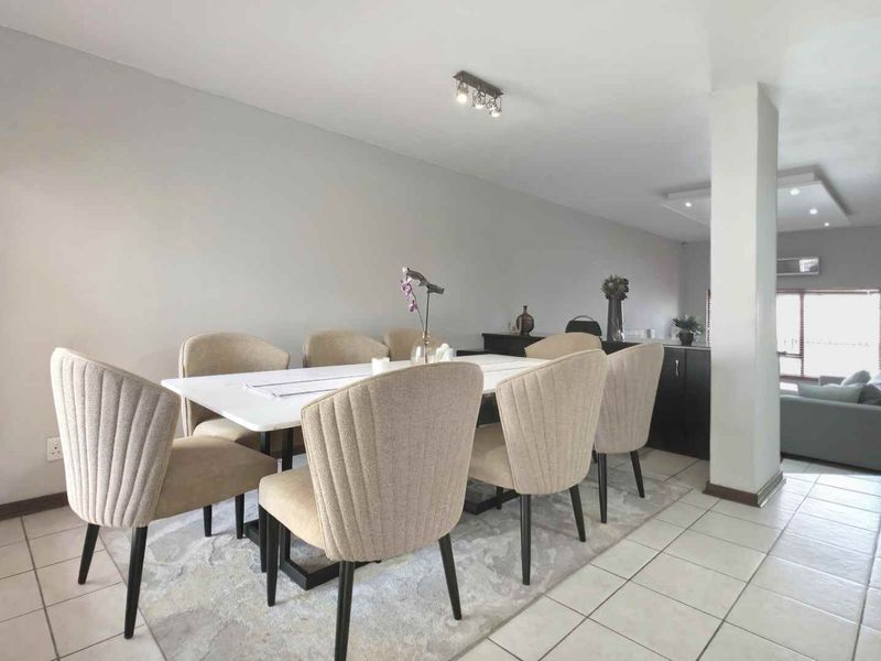 Spacious. Perfectly Located 3 Bedroom Sandton Townhouse With Lovely Private Garden - Photo 3