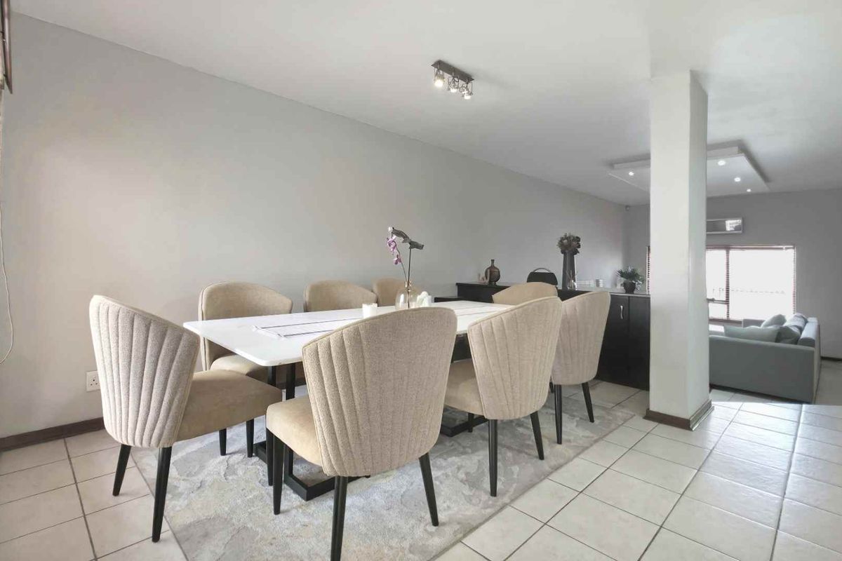 Spacious. Perfectly Located 3 Bedroom Sandton Townhouse With Lovely Private Garden - Photo 3