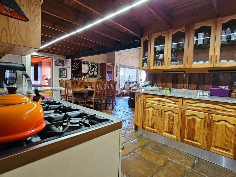 Stay in a Bushveld Lodge right here in the City - Photo 9