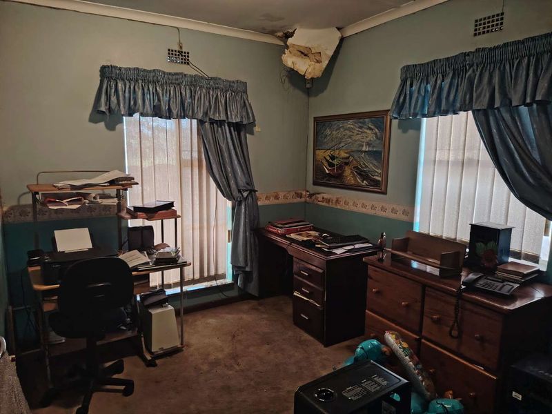4 bedroom 2 bathrrom house with 2 bedroom Cottage in enclosed area in Nimrod Park - Photo 9