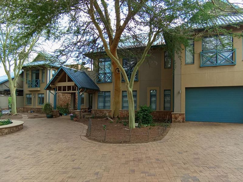 MIDRAND -  COUNTRY EQUESTRIAN ESTATE - 7 BEDROOMS - 6.5 BATHROOMS - Photo 4