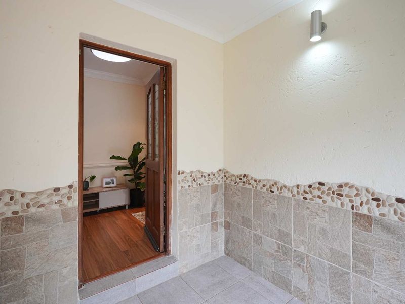 A beautiful family home in lovely Clubview over looking the gorgeous golf course. - Photo 8