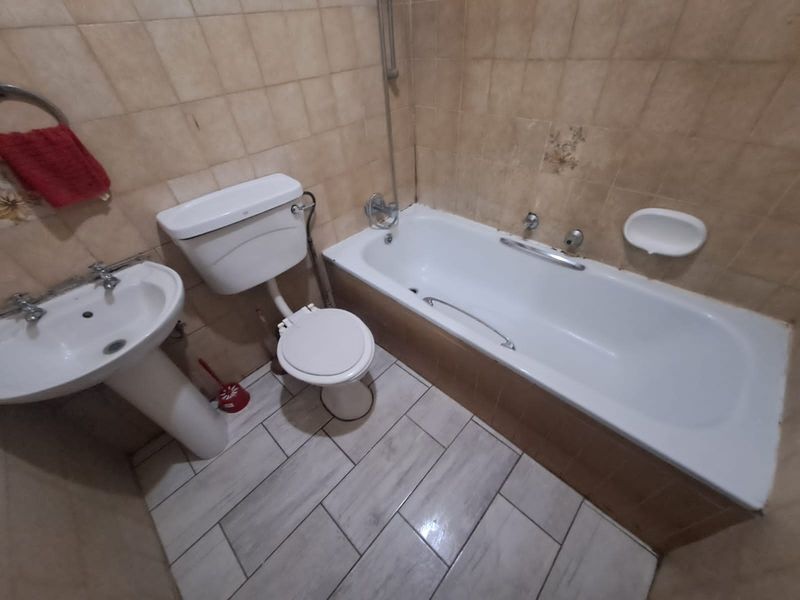 2 Bedroom Flat for sale - Photo 6
