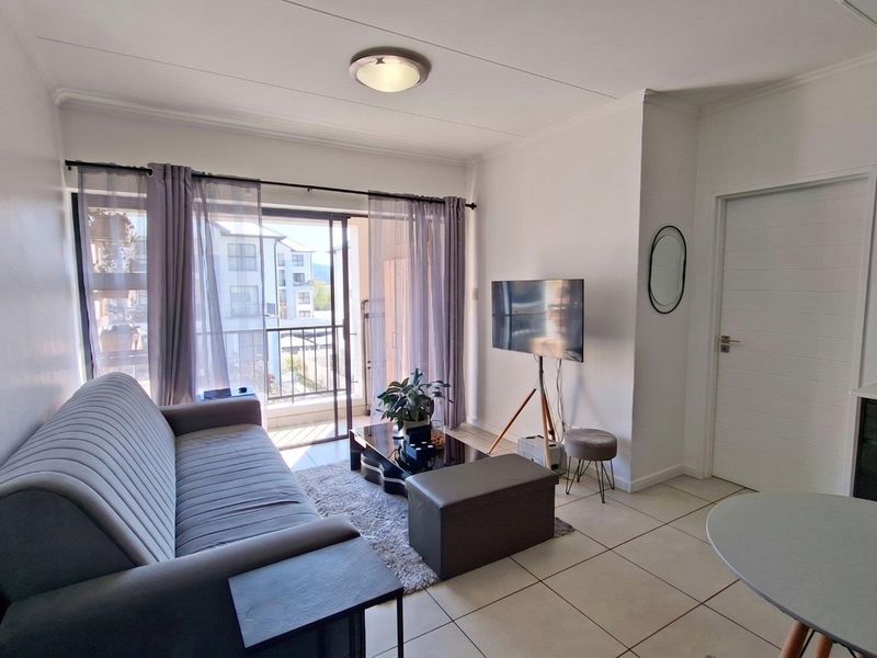 Lovely 1 bedroom, 1 bathroom, top floor apartment for sale in Petervale - Photo 5