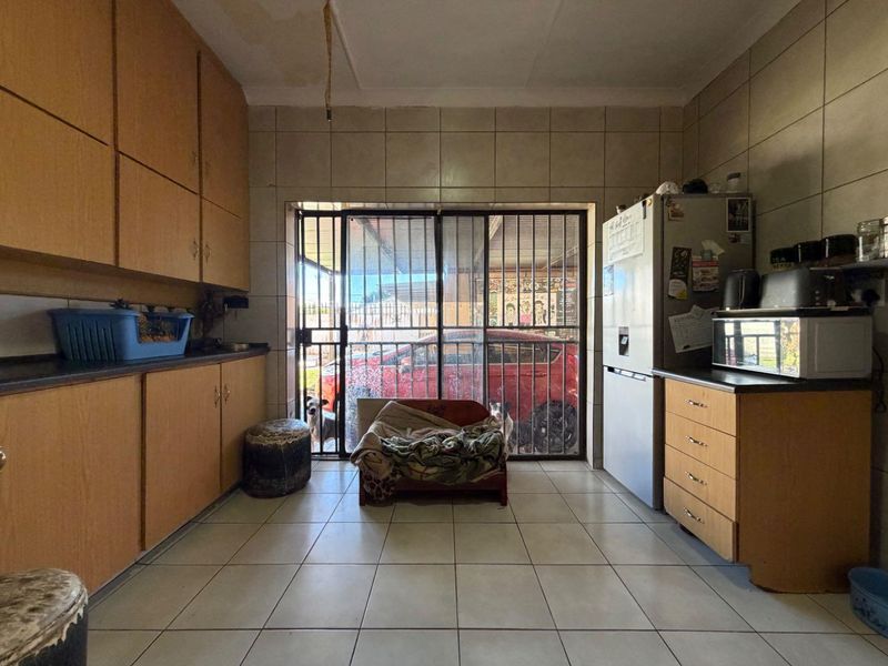 Charming Property with Income-Generating Potential in Regents Park, Johannesburg South - Photo 9