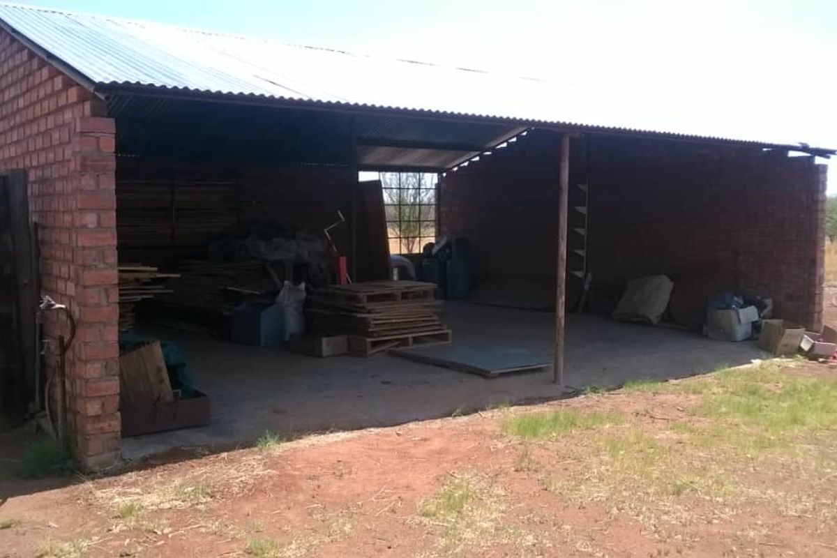Small Holding with House and Bungalows for Sale, Otavi Region - Photo 5