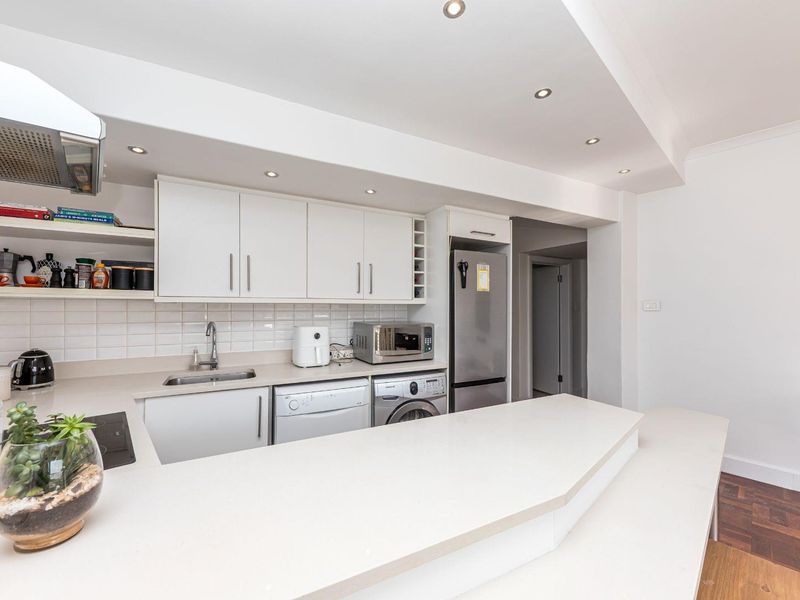 Beachfront Perfection at Kingsgate - Airbnb friendly with basement parking - Photo 5