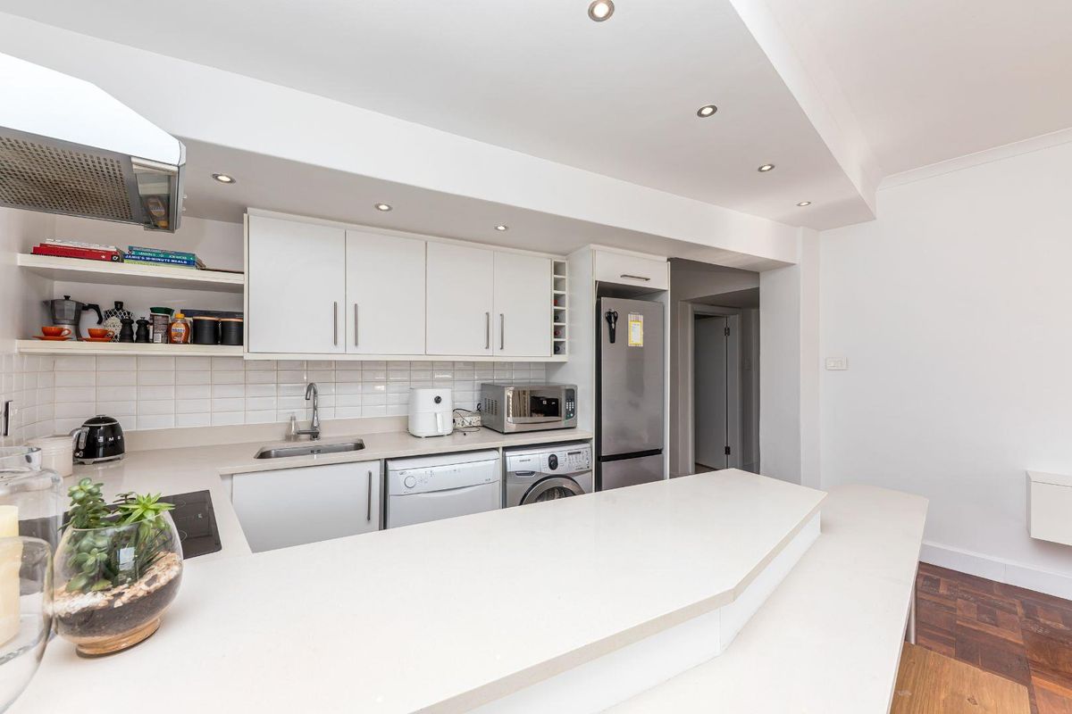 Beachfront Perfection at Kingsgate - Airbnb friendly with basement parking - Photo 5