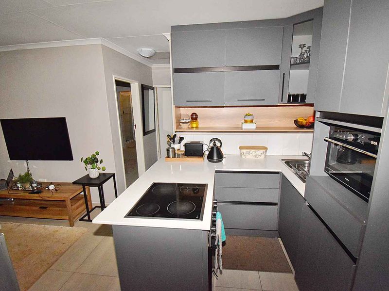 3 Bedroom, 2 Bathroom Home - Photo 7