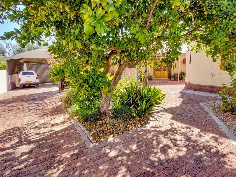 Omaruru:  Riverside Home with 2 flats is for Sale - Photo 3