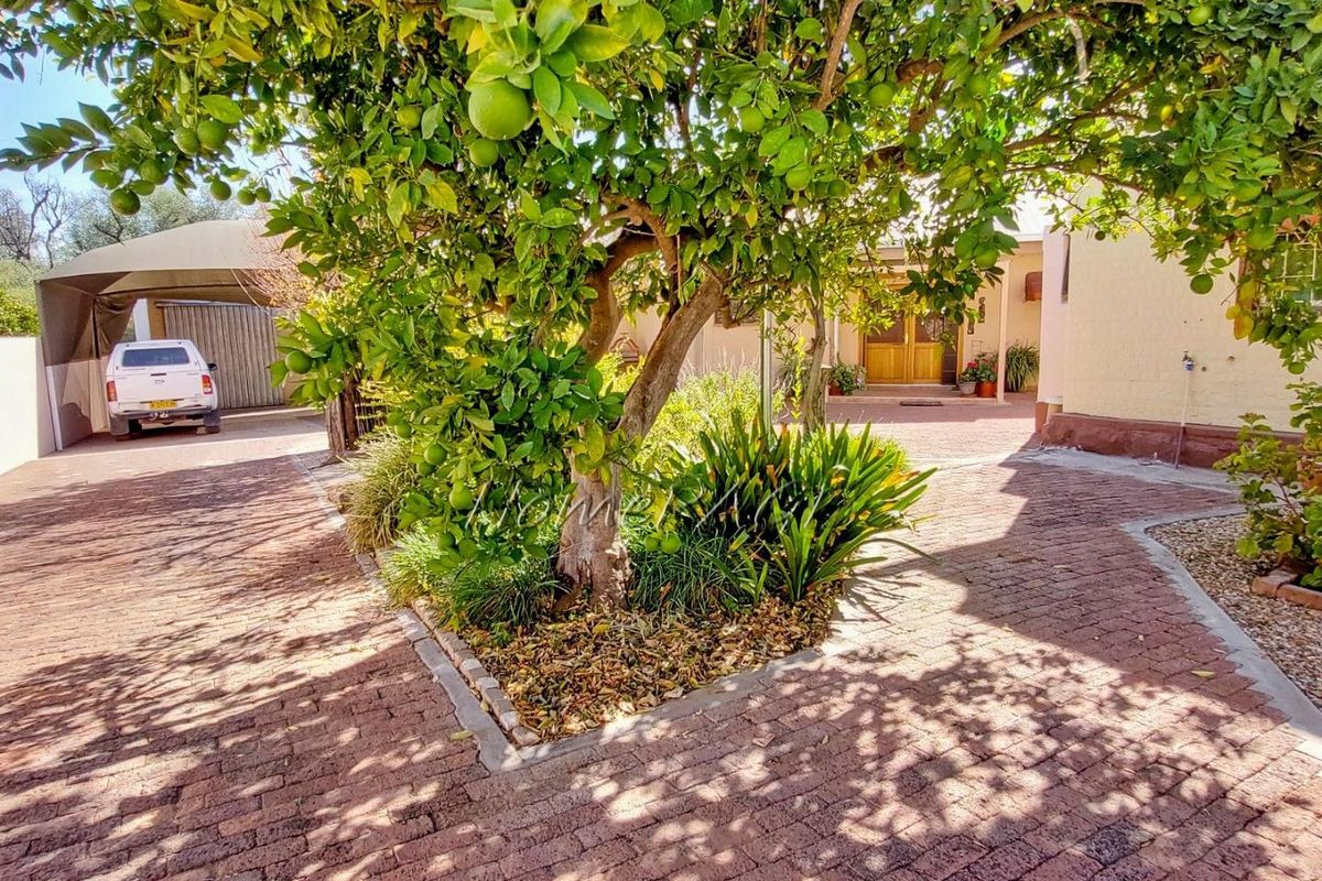 Omaruru:  Riverside Home with 2 flats is for Sale - Photo 3