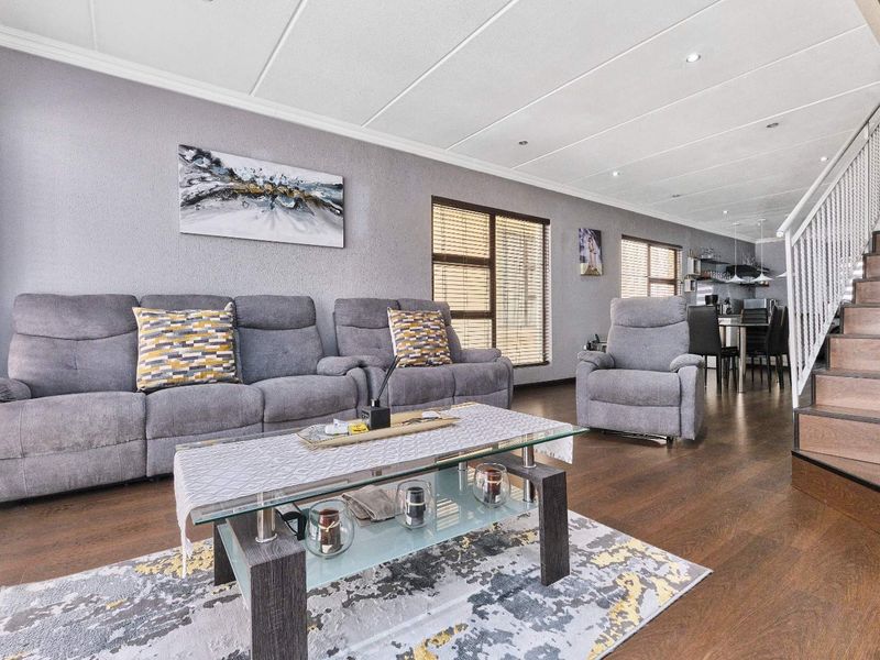 Modern Double-Story Retreat in Prime Location – Perfect for the Lock-Up-and-Go Lifestyle - Photo 7