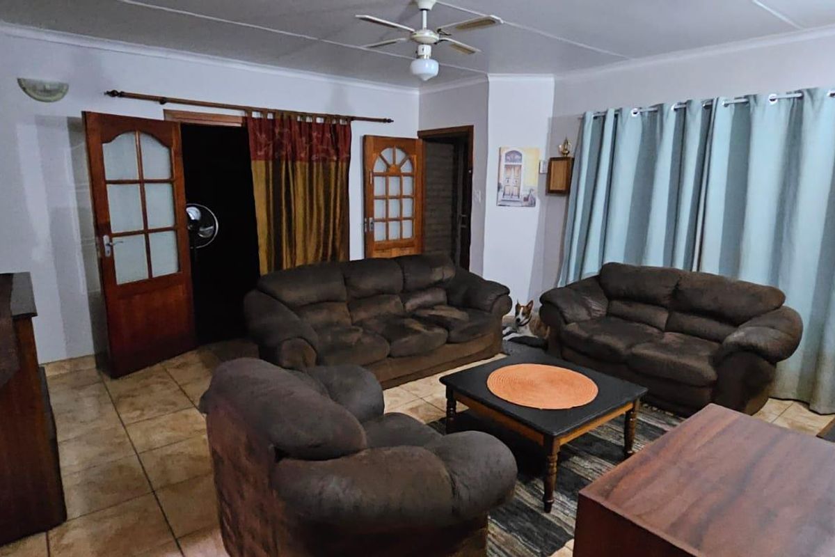 Spacious Family Living with Solar Power, Pool & Excellent Entertainment Areas - Photo 2