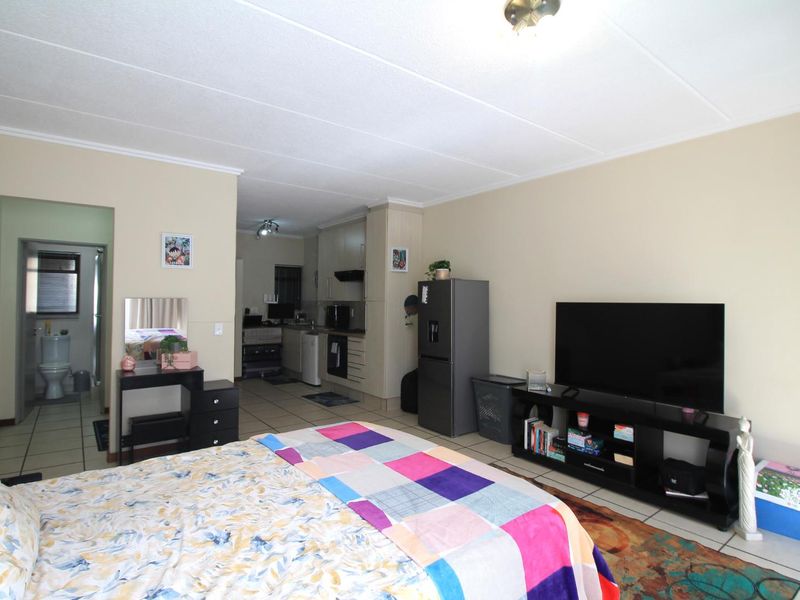 Lovely and sunny BACHELOR/STUDIO apartment - Photo 6