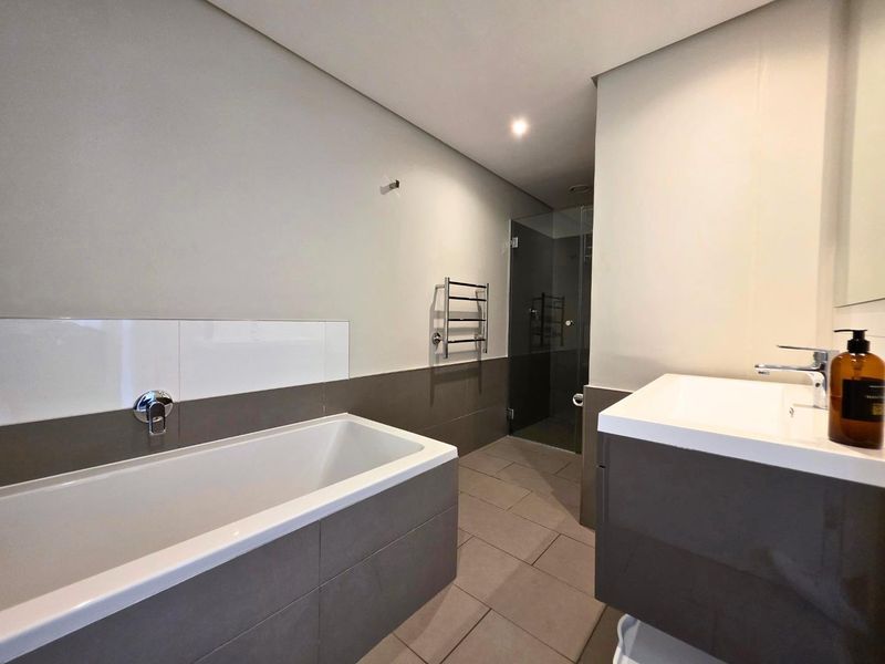 Modern 2-Bedroom Apartment with Magnificent Mountain Views - Photo 10