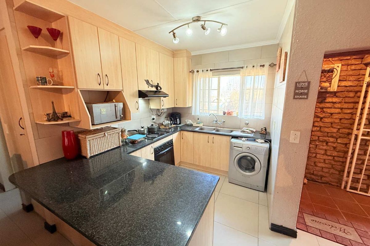 Contemporary 3-Bedroom Upstairs Unit Available in Villa Vista - Photo 3