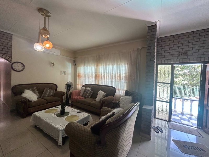 Modern Spacious 4 Bedroom House for Sale in Prime Amanzimtoti, Durban - Photo 8
