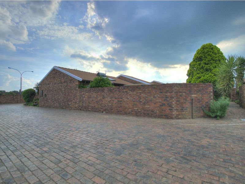 Pet friendly face-brick simplex in Prime Area! - Photo 7