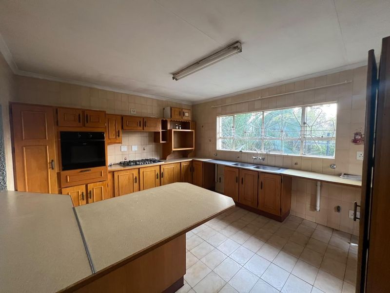 Spacious 3-Bedroom Family Home – Modern Renovations & Massive Private Garden in Western Extension! - Photo 4