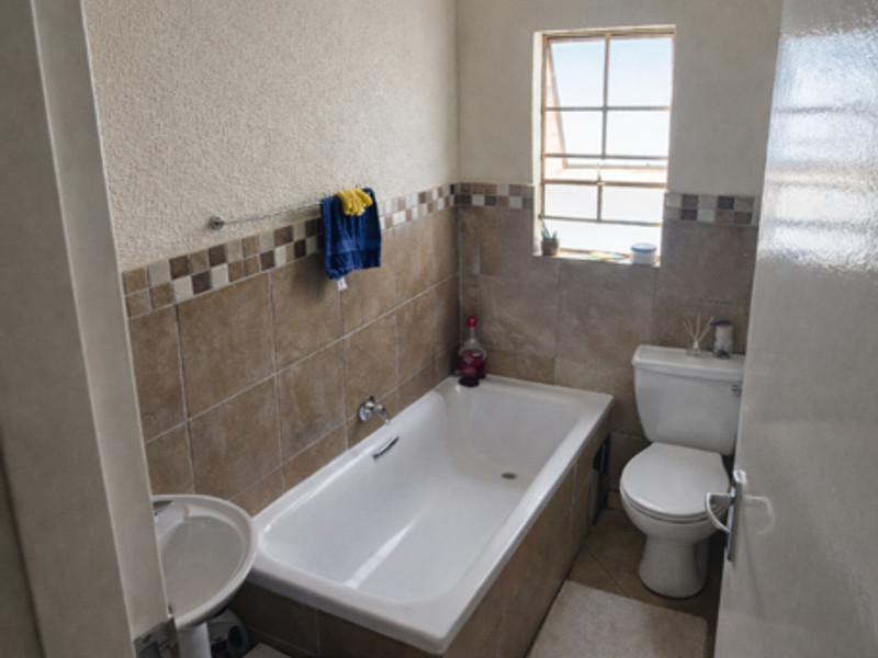 Discover your new home, modern and secure 3 bed in a secure estate - Photo 4