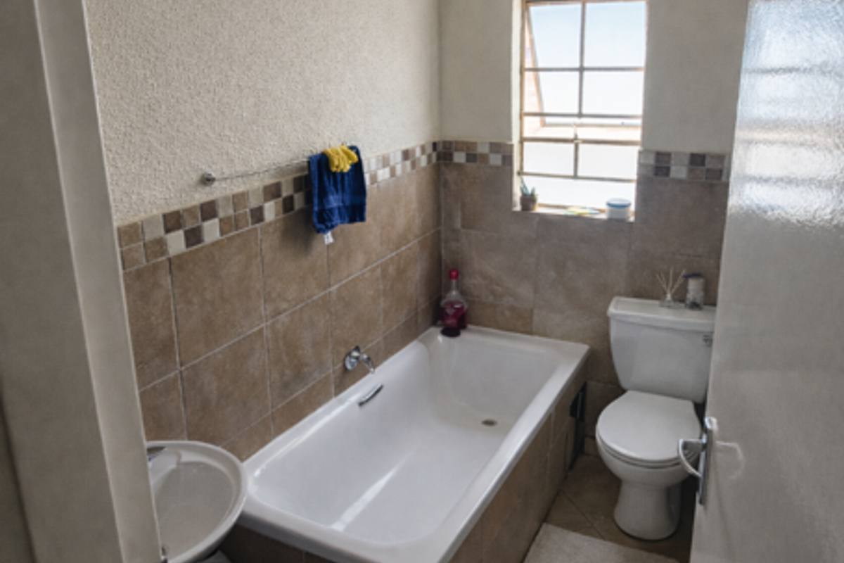 Discover your new home, modern and secure 3 bed in a secure estate - Photo 4