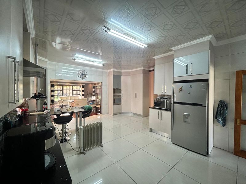 Beautiful Modern Home - Photo 5