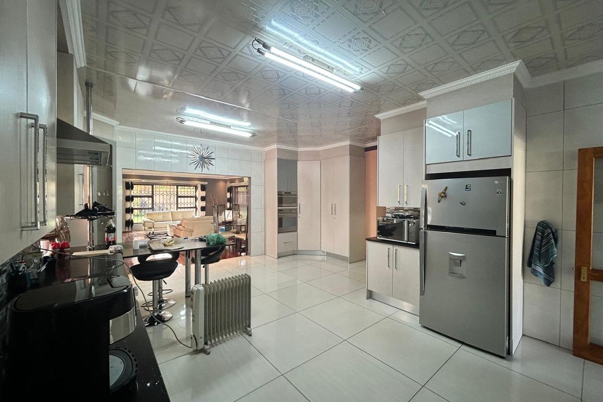 Beautiful Modern Home - Photo 5