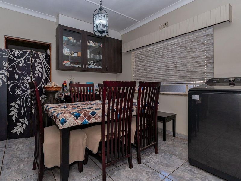 Your Dream Home Awaits! Spacious 3 Bedroom Family Home with a 2 Bedroom Flatlet in a Secure Boomed Area – Edleen - Photo 5