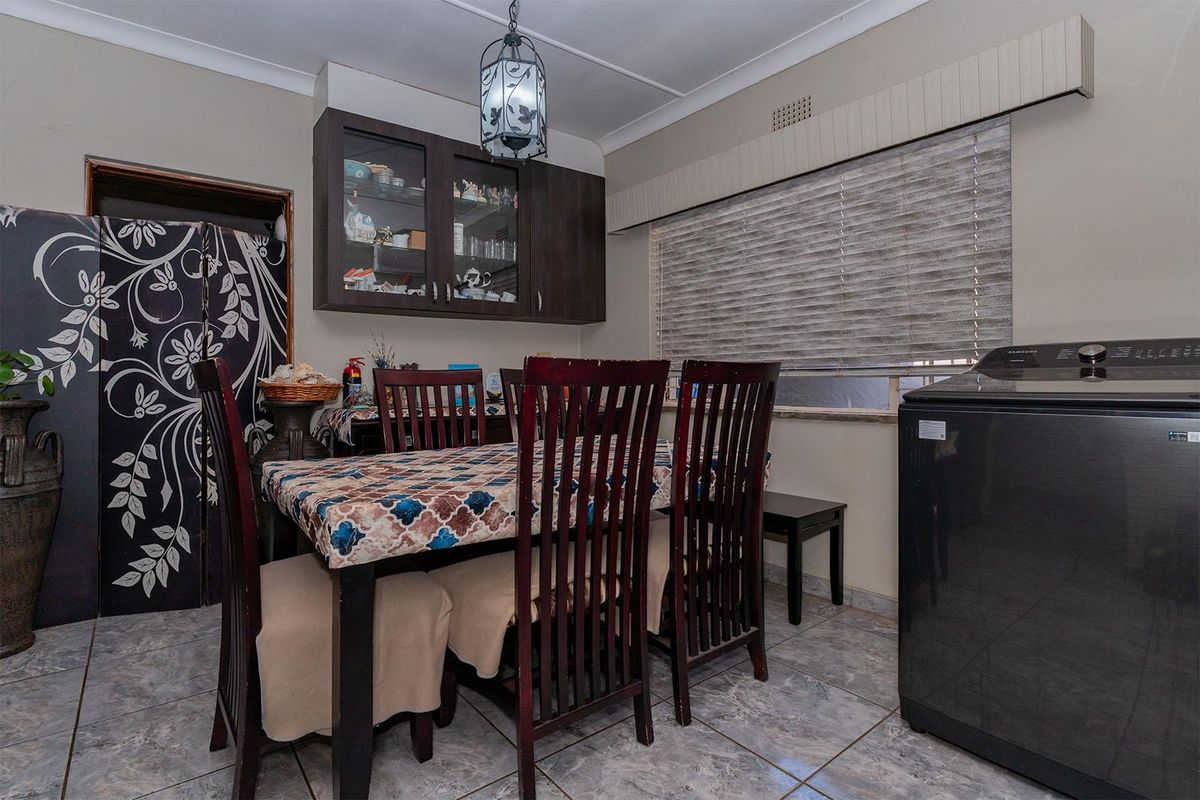 Your Dream Home Awaits! Spacious 3 Bedroom Family Home with a 2 Bedroom Flatlet in a Secure Boomed Area – Edleen - Photo 5