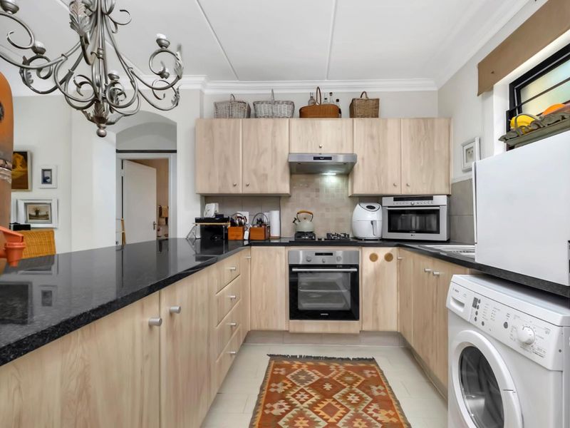 DELIGHTFUL GROUND FLOOR APARTMENT -IN A FABULOUS BROADACRES LOCATION - Photo 5