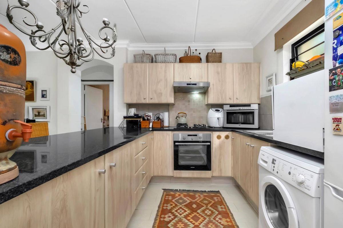 DELIGHTFUL GROUND FLOOR APARTMENT -IN A FABULOUS BROADACRES LOCATION - Photo 5