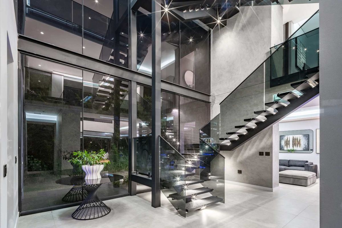 The "James Bond" Residence of Steyn City: A Masterpiece in Glass & Gloss - Photo 4
