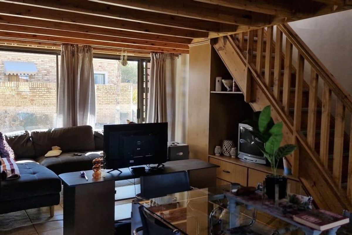 Modern 2 Bedroom Townhouse in Popular Langenhovenpark - Photo 3