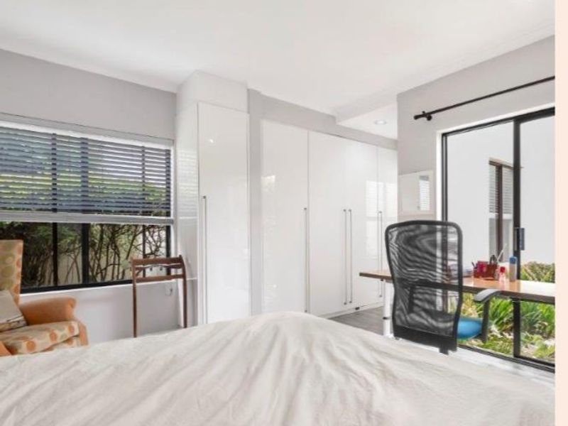 Renovated modern simplex in Exclusive Estate - Move Straight In! - Photo 9