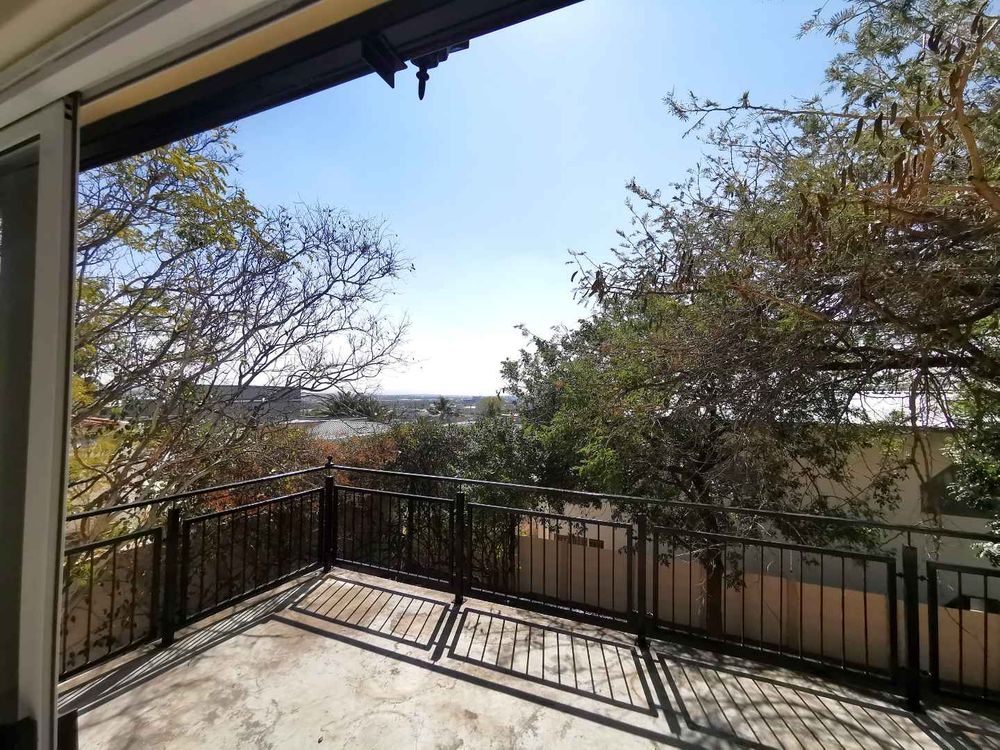 BALCONY - TOP FLOOR - STUNNING NORTH VIEW 