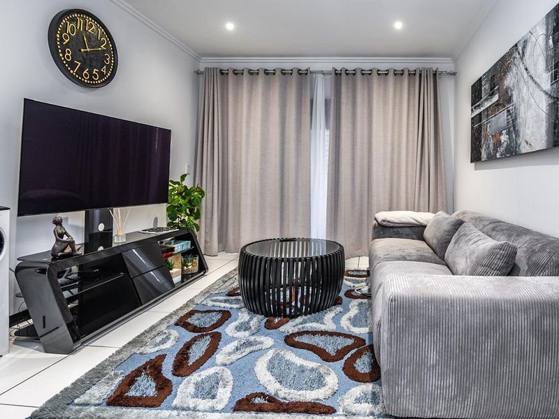Fully Furnished 1 Bedroom For Rental in Lonehill - Photo 3