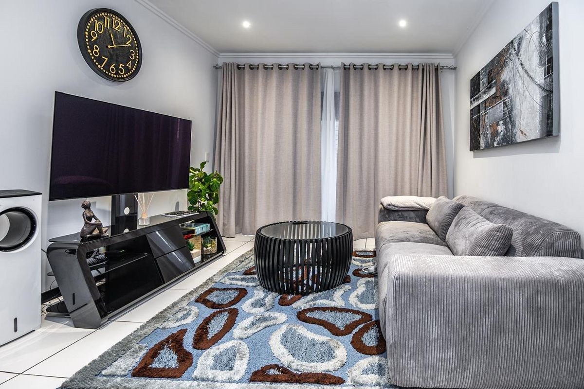 Fully Furnished 1 Bedroom For Rental in Lonehill - Photo 3