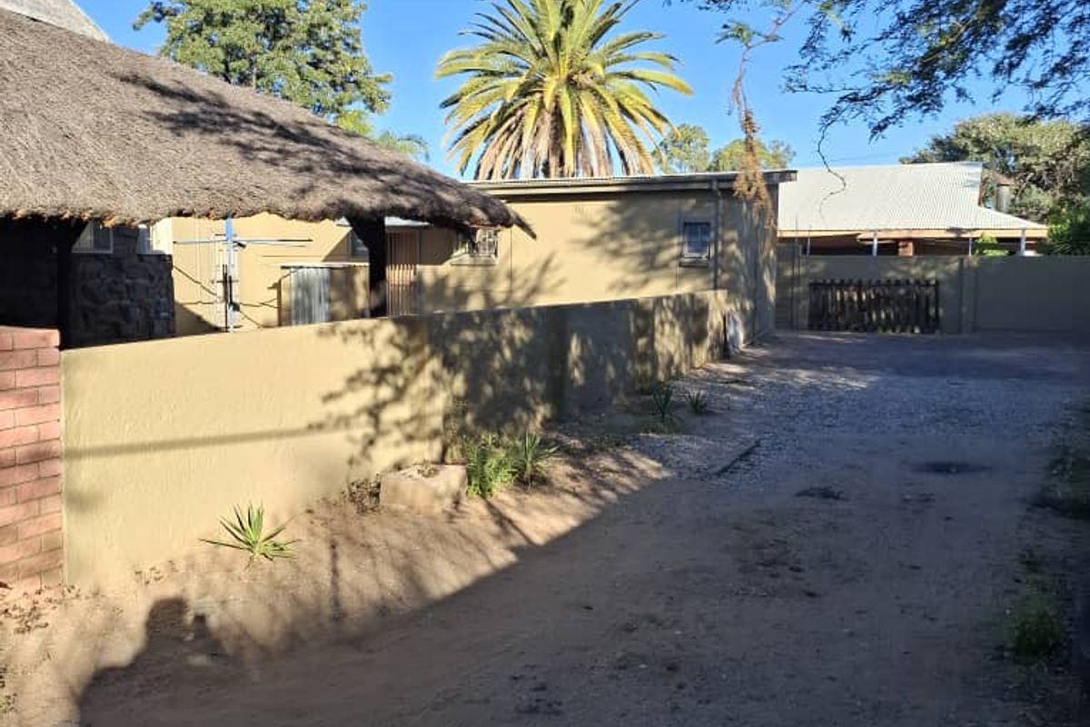 Ample Parking & Prime Location—Perfect for Your Business - Photo 2