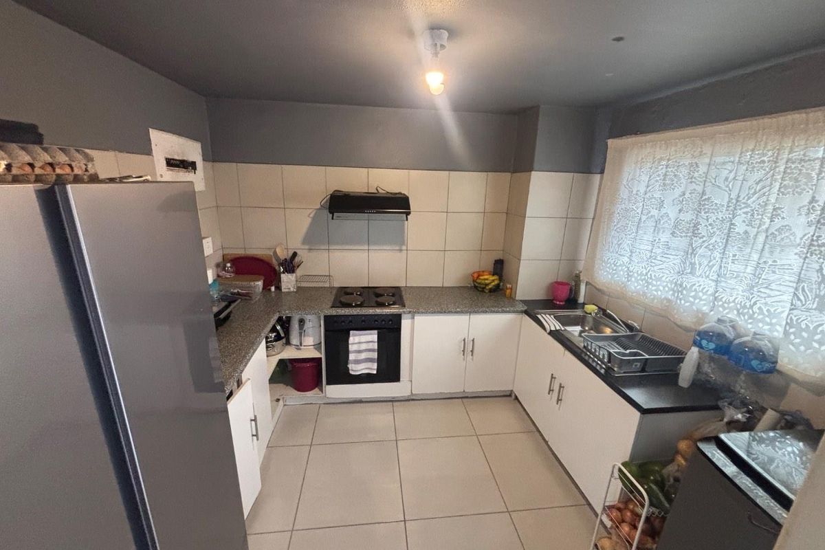 Spacious 2-Bedroom Apartment for Sale – Secure Complex with Pool & Balcony - Photo 3