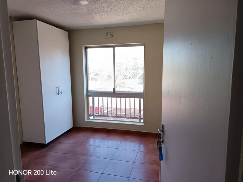 3 Bedroom, 2 Bathroom Flat with Sea Views - Photo 9