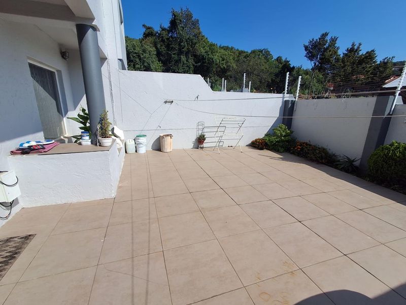 BEAUTIFUL PET FRIENDLY TOWNHOUSE - GLENVISTA - Photo 9