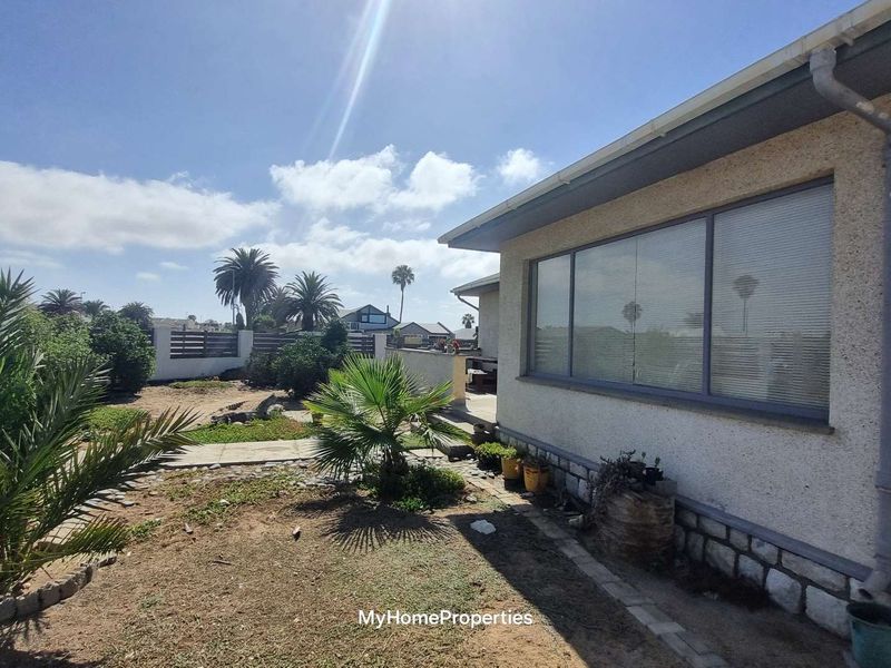 House with Flat for Sale, Central, Swakopmund - Photo 3