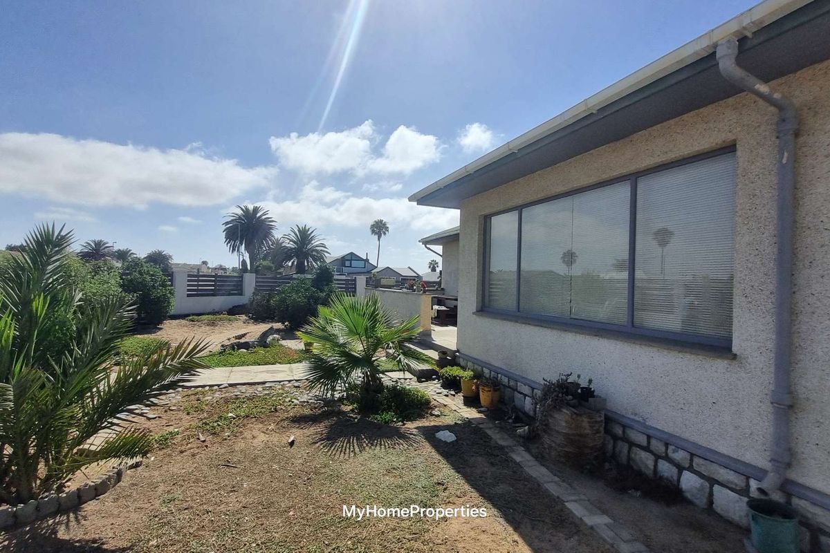 House with Flat for Sale, Central, Swakopmund - Photo 3