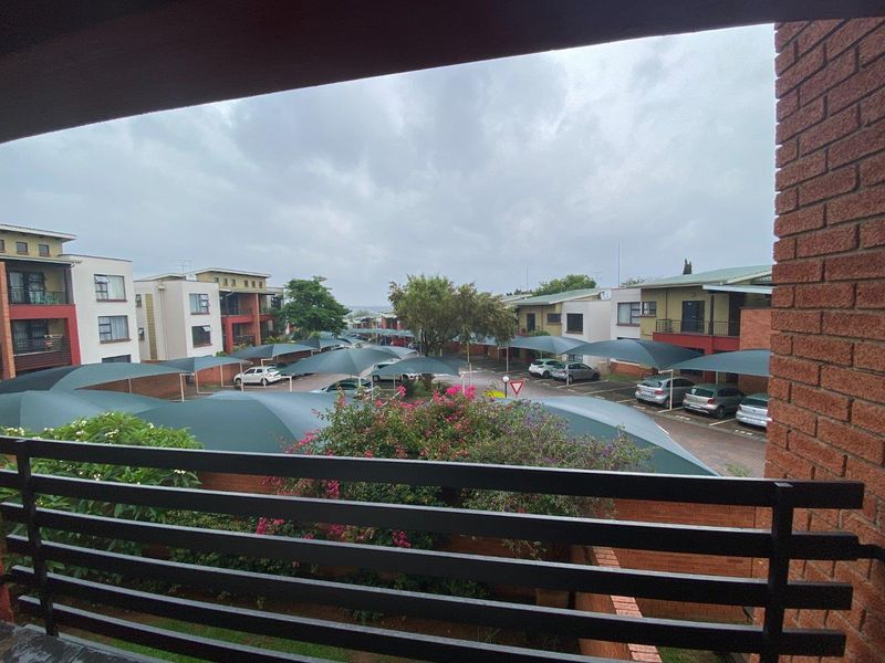 Modern Living in the Heart of Douglasdale Perfect for Young Professionals! - Photo 3