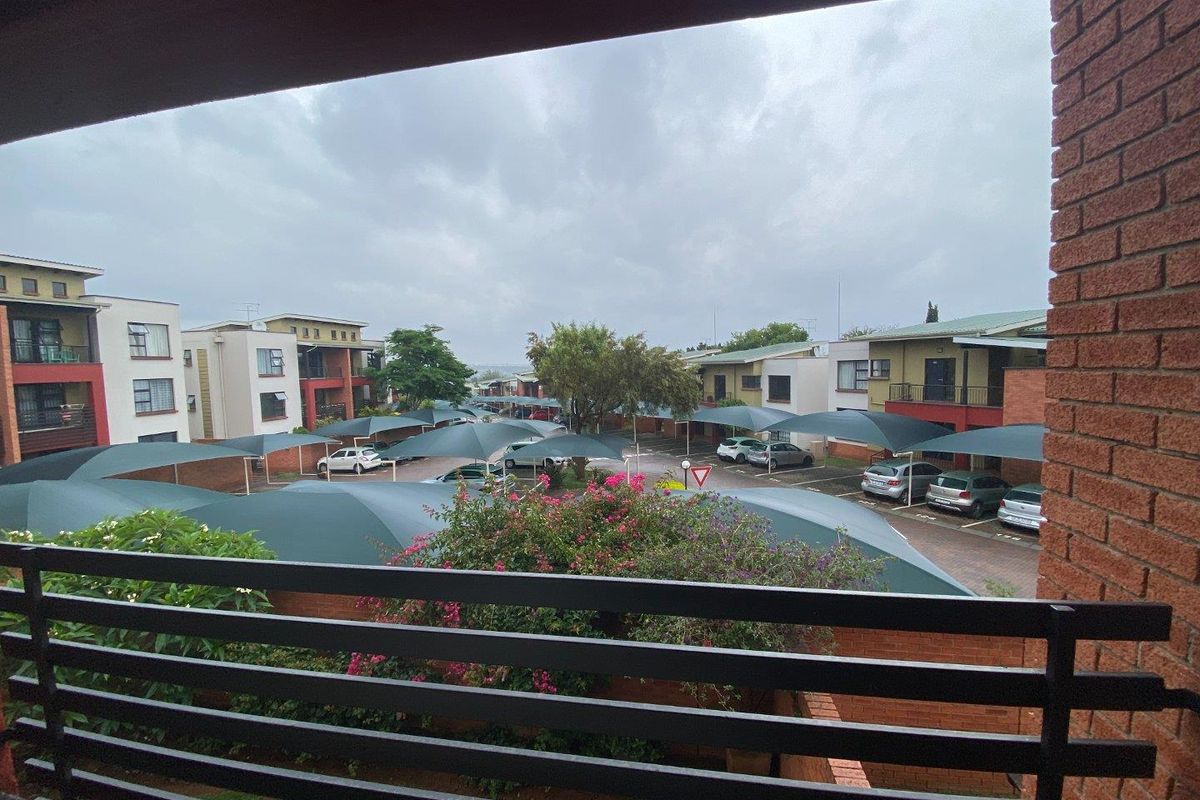 Modern Living in the Heart of Douglasdale Perfect for Young Professionals! - Photo 3