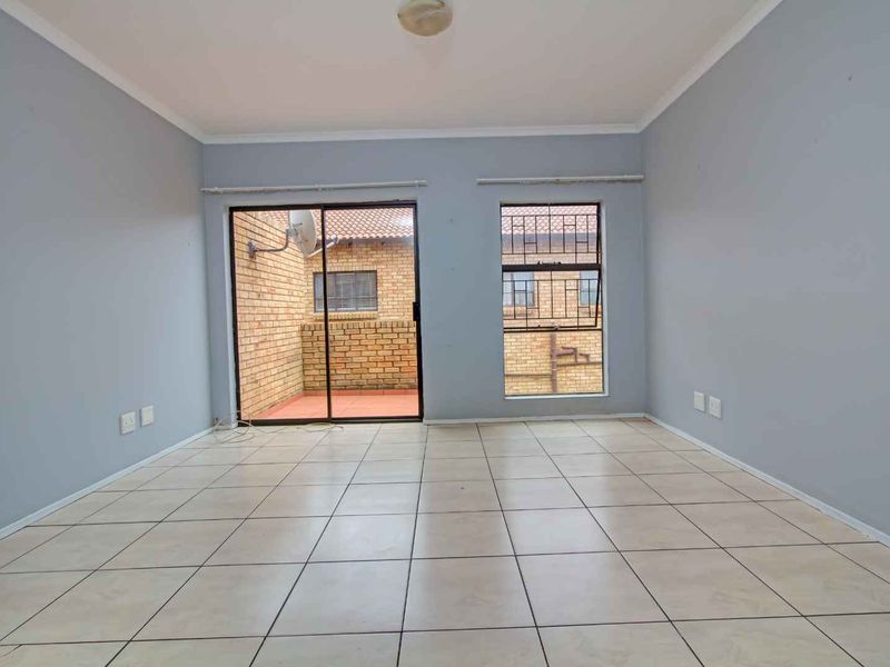 Open-Plan Living with Balcony & 24-Hour Security! - Photo 2