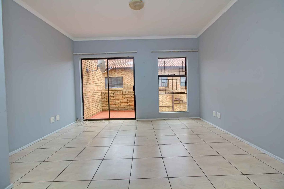 Open-Plan Living with Balcony & 24-Hour Security! - Photo 2