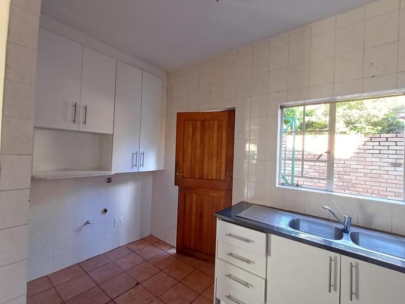 Charming Duplex Living in Sought-After Bromhof – Perfect for Families - Photo 7