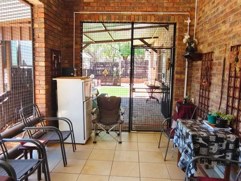 Pristine Modern Retreat in the Heart of the Bushveld - Photo 5