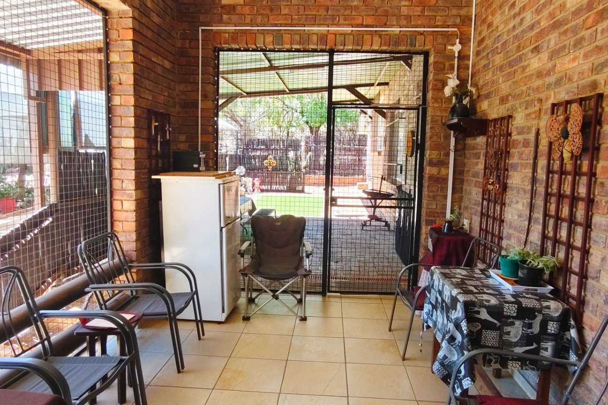 Pristine Modern Retreat in the Heart of the Bushveld - Photo 5